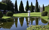 El Papa León XIV alimenta a los peces durante la inauguración el 5 de septiembre de 2025 de Borgo Laudato Si’, una aldea ecológica en la finca papal de Castel Gandolfo, a 29 kilómetros al sur de Roma.