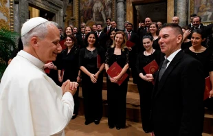El Papa León XIV durante la audiencia con los participantes del evento organizado por la Fundación Domenico Bartolucci. Crédito: Vatican Media.
