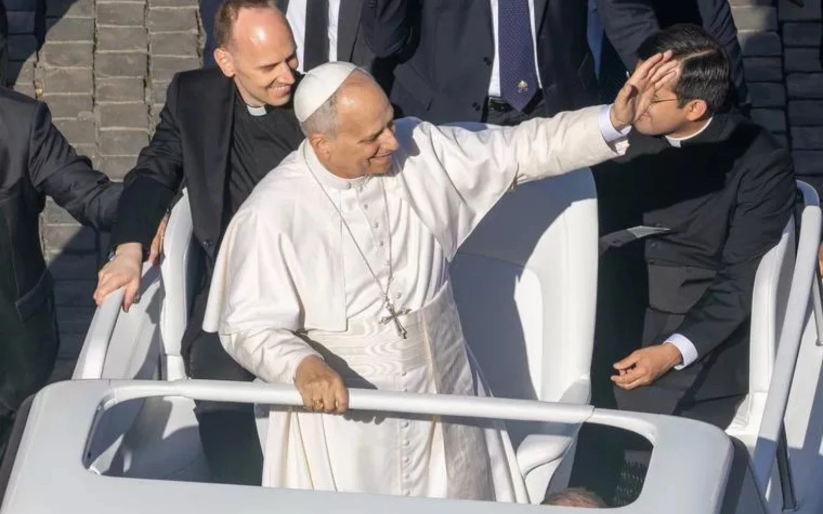 El Papa León XIV saluda a los fieles desde su papamóvil después de la Misa y la proclamación de San John Henry Newman como Doctor de la Iglesia.?w=200&h=150