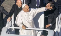 El Papa León XIV saluda a los fieles desde su papamóvil después de la Misa y la proclamación de San John Henry Newman como Doctor de la Iglesia.