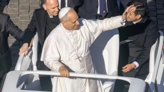 El Papa León XIV saluda a los fieles desde su papamóvil después de la Misa y la proclamación de San John Henry Newman como Doctor de la Iglesia.