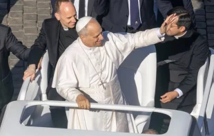 El Papa León XIV saluda a los fieles desde su papamóvil después de la Misa y la proclamación de San John Henry Newman como Doctor de la Iglesia. Crédito: Daniel Ibanez / EWTN News.