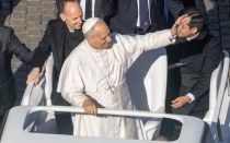 El Papa León XIV saluda a los fieles desde su papamóvil después de la Misa y la proclamación de San John Henry Newman como Doctor de la Iglesia.