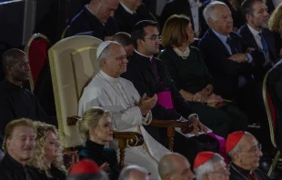 El Papa León XIV durante el Concierto con los Pobres, este sábado 6 de diciembre de 2025, en el que participó el cantante canadiense Michael Bublé. Crédito: Daniel Ibáñez/EWTN News.