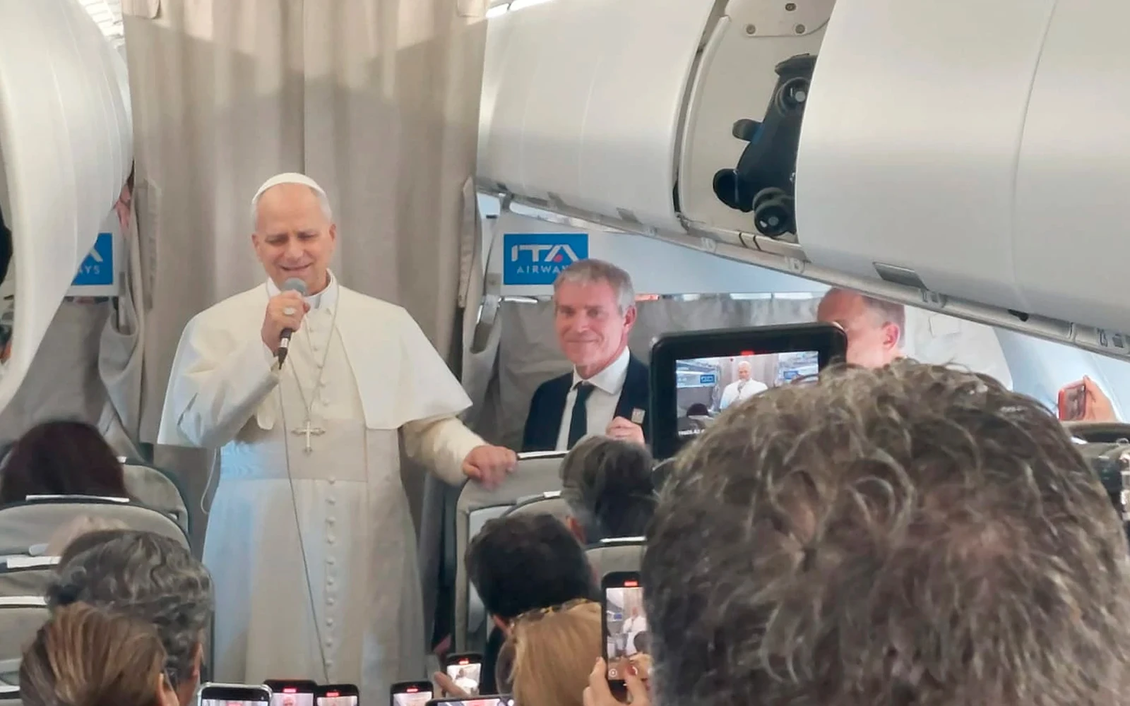 El Papa León XIV habla con la prensa durante su vuelo al Líbano el 30 de noviembre de 2025.?w=200&h=150