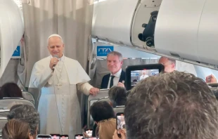 El Papa León XIV habla con la prensa durante su vuelo al Líbano el 30 de noviembre de 2025. Crédito: Elias Turk / EWTN.