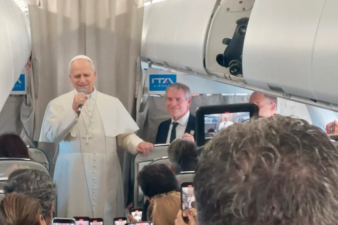 El Papa León XIV habla con la prensa durante su vuelo al Líbano el 30 de noviembre de 2025.