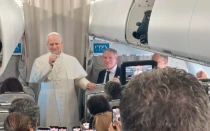 El Papa León XIV habla con la prensa durante su vuelo al Líbano el 30 de noviembre de 2025.