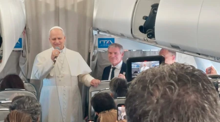 El Papa León XIV habla con la prensa durante su vuelo al Líbano el 30 de noviembre de 2025.