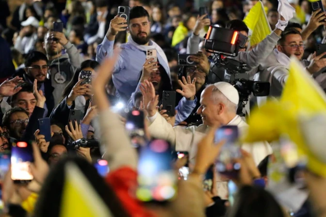 El Papa León XIV llega para participar el encuentro con los jóvenes del Líbano.