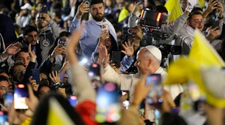 El Papa León XIV llega para participar el encuentro con los jóvenes del Líbano.