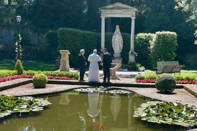 El Cardenal Baggio, el Papa León XIV y el P. Manuel Dorantes en el Jardín de la Virgen María 29052025