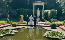 El Cardenal Baggio, el Papa León XIV y el P. Manuel Dorantes en el Jardín de la Virgen María en Casteñ Gandolfo.