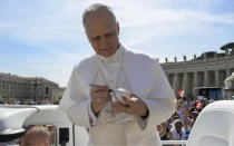 El Papa León XIV firma una pelota de béisbol en su audiencia general del 4 de junio de 2025. El Papa es fanático de los Chicago White Sox.