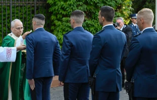 El Papa León XIV presidió este domingo 5 de octubre la celebración de la Misa para el Cuerpo de la Gendarmería Vaticana en la Gruta de Lourdes de los Jardines Vaticanos. Crédito: Vatican Media.