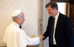 Eduard Habsburg, embajador de Hungría ante la Santa Sede de 2015 a 2025, se despide durante una visita al Papa León XIV el 21 de noviembre de 2025. Crédito: Vatican Media.