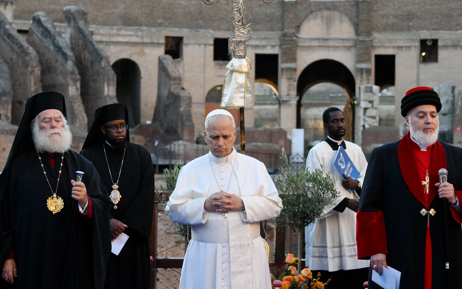 Aproximadamente 300 representantes de religiones y culturas del mundo acompañaron al Papa León XIV en una oración ecuménica vespertina por la paz, el 28 de octubre de 2025, en el Coliseo de Roma.?w=200&h=150