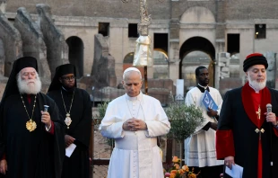 Aproximadamente 300 representantes de religiones y culturas del mundo acompañaron al Papa León XIV en una oración ecuménica vespertina por la paz, el 28 de octubre de 2025, en el Coliseo de Roma. Crédito: Vatican Media.