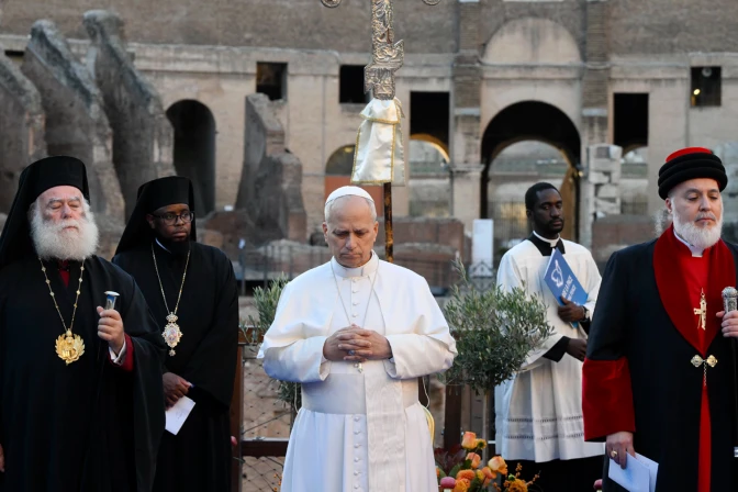 Papa León XIV y líderes religiosos.
