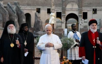 Aproximadamente 300 representantes de religiones y culturas del mundo acompañaron al Papa León XIV en una oración ecuménica vespertina por la paz, el 28 de octubre de 2025, en el Coliseo de Roma.
