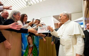 El Papa León XIV saluda a participantes del 26° congreso de la Academia Mariana en el Aula Pablo VI. Crédito: Vatican Media.