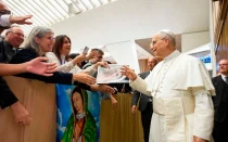 El Papa León XIV saluda a participantes del 26° congreso de la Academia Mariana en el Aula Pablo VI.