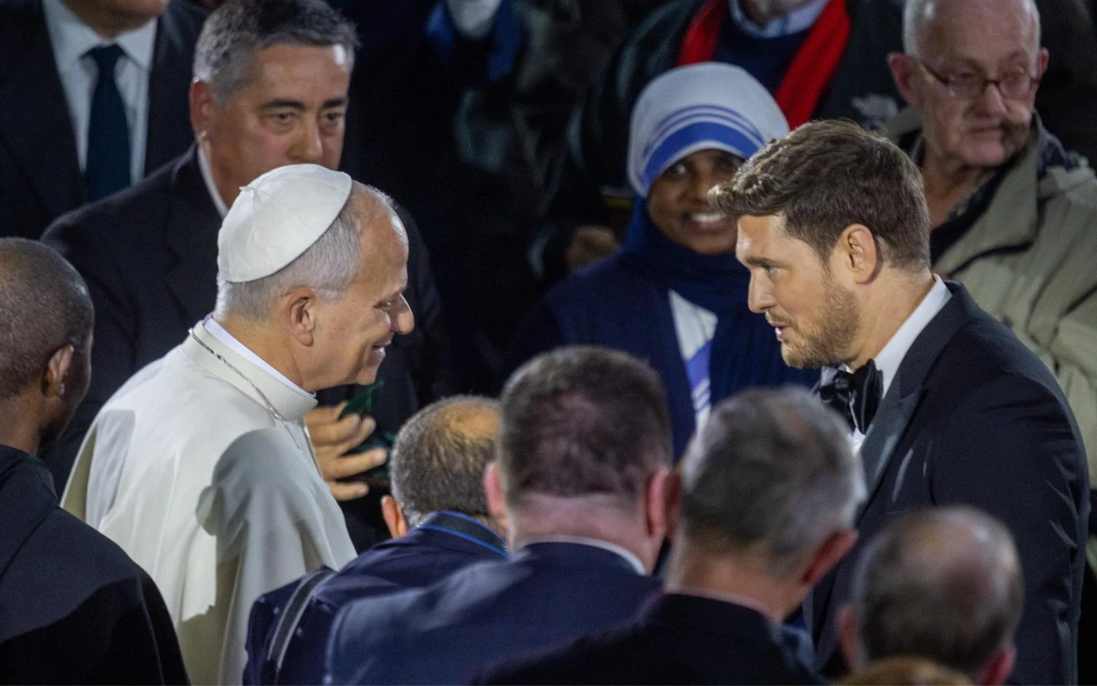 Michael Bublé saluda al Papa León XIV al concluir el Concierto con los Pobres, este 6 de diciembre de 2025. Crédito: Daniel Ibáñez/EWTN News.