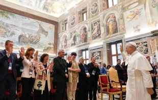 El Papa León XIV en la audiencia con los representantes de los movimientos eclesiales y las nuevas comunidades en el Vaticano. Crédito: Vatican Media.