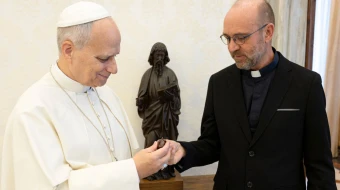 El P. César Caro, nuevo Administrador Apostólico del Vicariato de San José del Amazonas en Perú, le obsequia al Papa León XIV un pequeño bufeo (delfín de agua dulce) de palisangre (madera rojiza amazónica) en su reciente audiencia en el Vaticano.