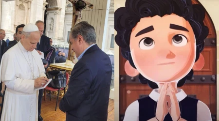 El Papa León XIV firma una copia de la película animada Carlo Acutis, el Influencer de Dios.