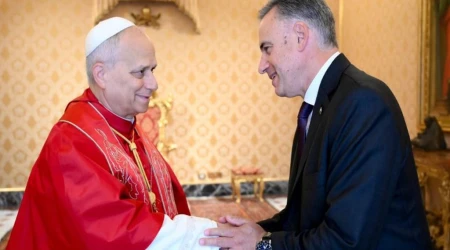 El Papa León XIV y el presidente de Uruguay, Yamandú Orsi.