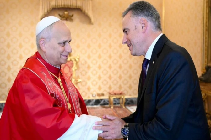El Papa León XIV y el presidente de Uruguay, Yamandú Orsi.