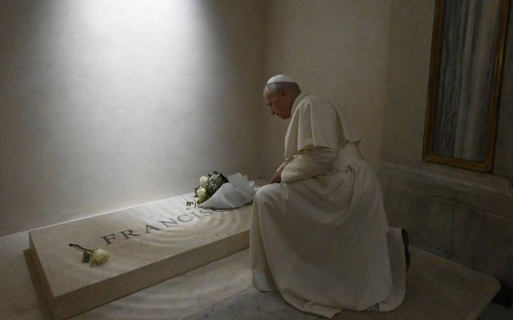 El Papa León XIV reza ante la tumba del Papa Francisco en Santa María la Mayor en Roma.?w=200&h=150