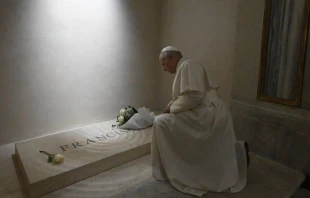 El Papa León XIV reza ante la tumba del Papa Francisco en Santa María la Mayor en Roma. Crédito: Vatican Media.