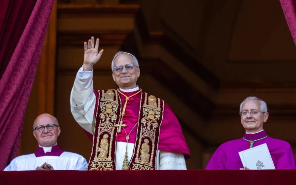 El Papa León XIV saluda a los peregrinos en la Plaza de San Pedro poco después de su elección, el jueves 8 de mayo de 2025. Crédito: Daniel Ibáñez/EWTN News.