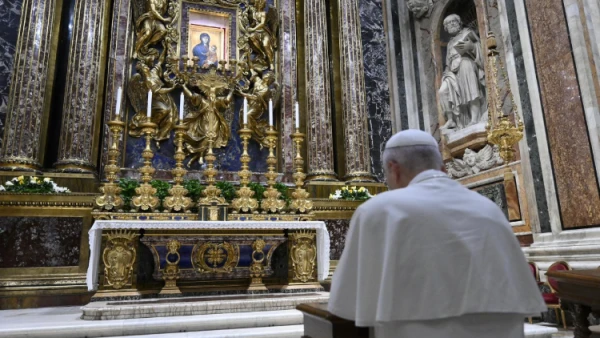 El Papa León XIV reza este lunes 3 de noviembre ante la Salus Populi Romani en Santa María la Mayor. Crédito: Vatican Media.