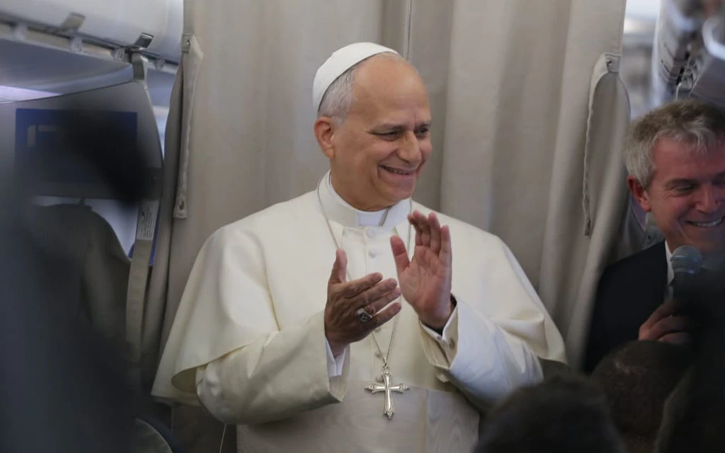 El Papa León XIV en la rueda de prensa en el avión en el que retornó a Roma procedente de Beirut.?w=200&h=150