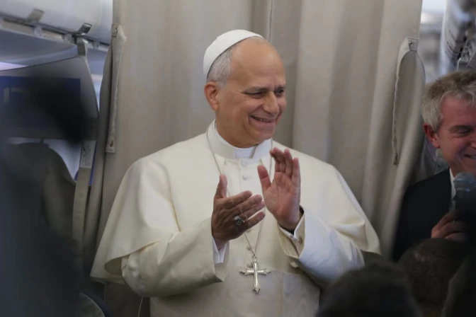 El Papa León XIV en la rueda de prensa en el avión en el que retornó a Roma procedente de Beirut.