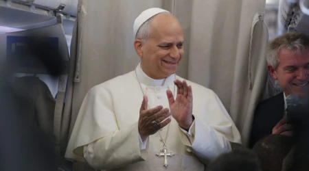 El Papa León XIV en la rueda de prensa en el avión en el que retornó a Roma procedente de Beirut.