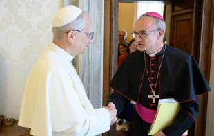 El Papa León XIV con Mons. Thibault Verny. Crédito: Vatican Media.