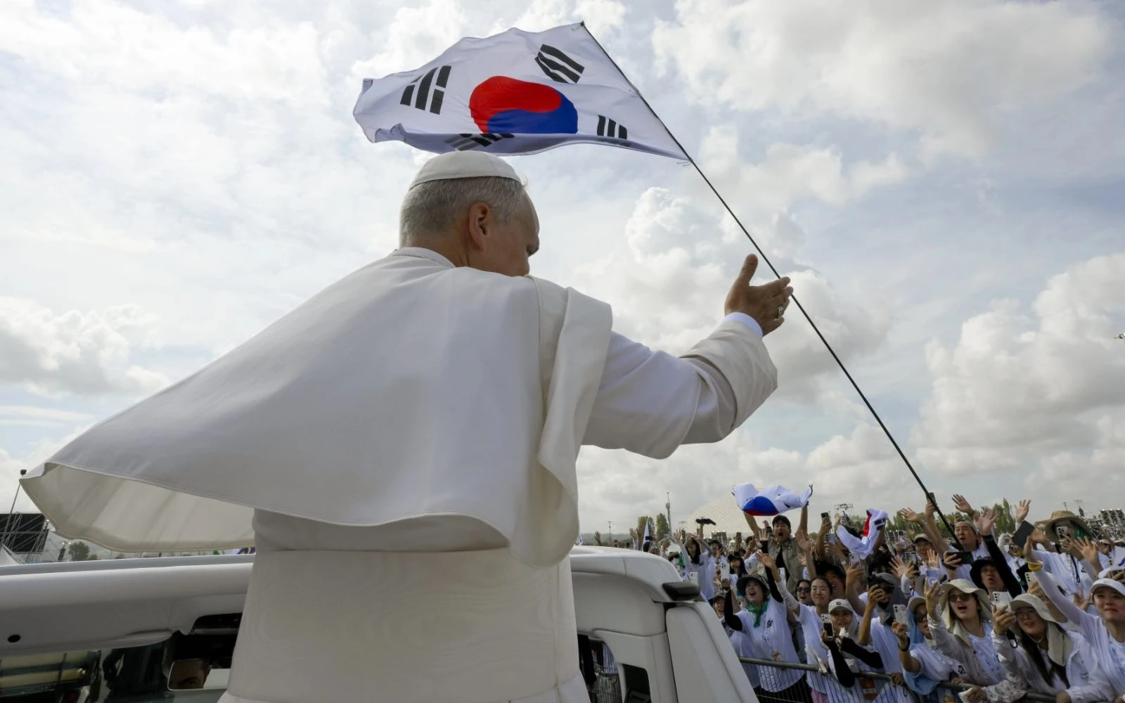 El Papa León XIV saluda a peregrinos de Corea del Sur antes de la Misa conclusiva del Jubileo de los Jóvenes, el domingo 3 de agosto de 2025.?w=200&h=150