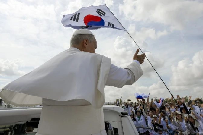 Papa León XIV y bandera de Corea del Sur
