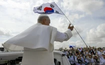El Papa León XIV saluda a peregrinos de Corea del Sur antes de la Misa conclusiva del Jubileo de los Jóvenes, el domingo 3 de agosto de 2025.