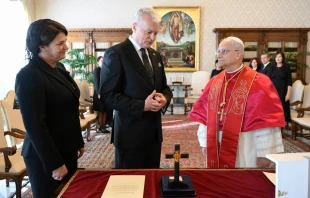 El presidente de Lituania con el Papa León XIV en el Vaticano. Crédito: Vatican Media.