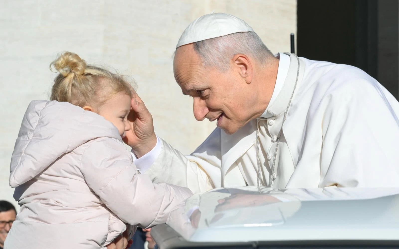 El Papa León XIV da la bendición a una niña en la Plaza de San Pedro, la mañana del sábado 6 de diciembre de 2025, con ocasión de su audiencia jubilar.?w=200&h=150