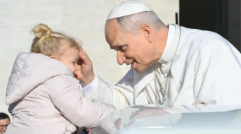 El Papa León XIV da la bendición a una niña en la Plaza de San Pedro, la mañana del sábado 6 de diciembre de 2025, con ocasión de su audiencia jubilar.