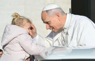 El Papa León XIV da la bendición a una niña en la Plaza de San Pedro, la mañana del sábado 6 de diciembre de 2025, con ocasión de su audiencia jubilar. Crédito: Vatican Media.