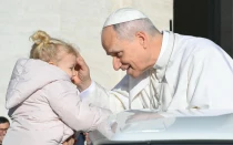 El Papa León XIV da la bendición a una niña en la Plaza de San Pedro, la mañana del sábado 6 de diciembre de 2025, con ocasión de su audiencia jubilar.