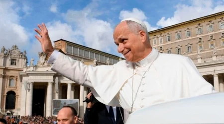 El Papa León XIV en la Plaza de San Pedro del Vaticano.