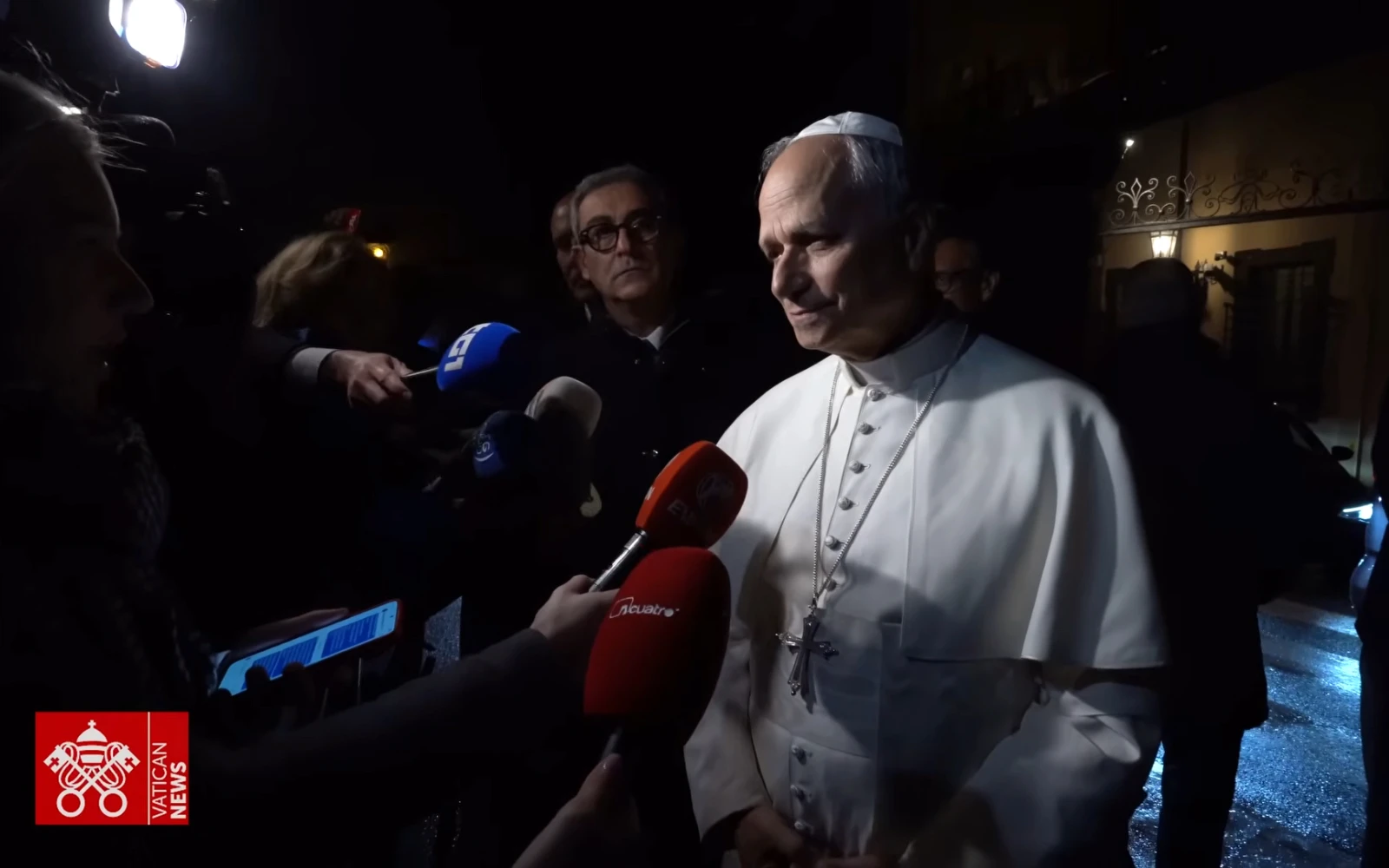 El Papa León XIV responde preguntas de los periodistas al salir de la residencia pontificia de Castel Gandolfo, este martes 18 de noviembre.?w=200&h=150